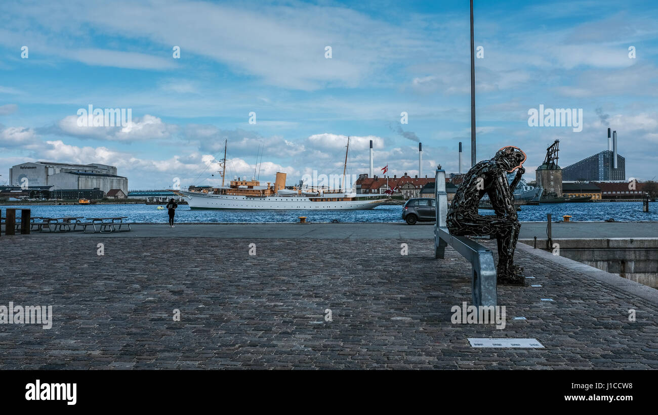 Zinkglobal Schrott-Metall-Statue von Kim Michael, Copenhagen Stockfoto