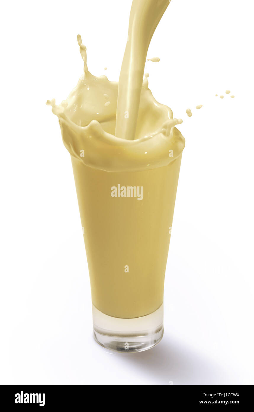 Spritzer in ein Glas gießen Bananenmilchshake Isolated on White Background Stockfoto