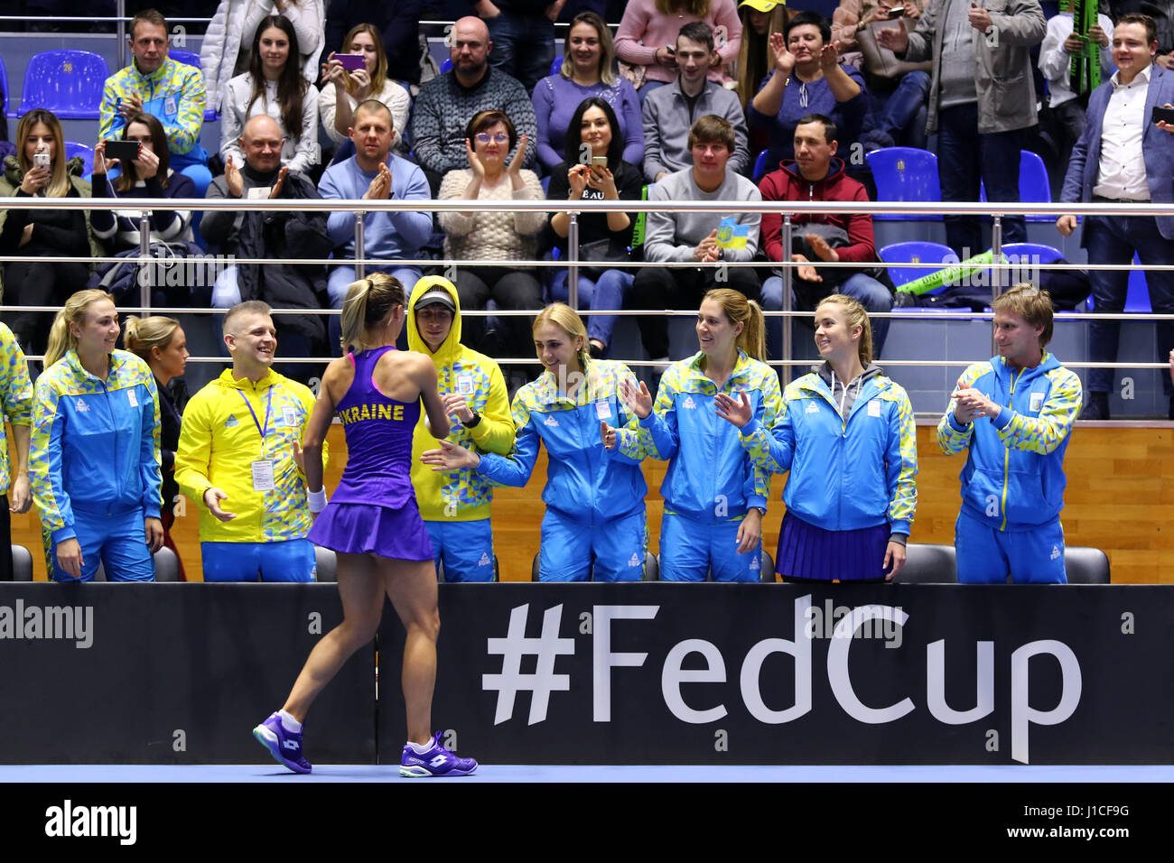 Charkiw, UKRAINE - 11. Februar 2017: Ukraine Tennis Nationalmannschaft (Elina SVITOLINA, Lesia TSURENKO, O.SAVCHUK, L.KICHENOK und andere) reagieren bei BNP Stockfoto