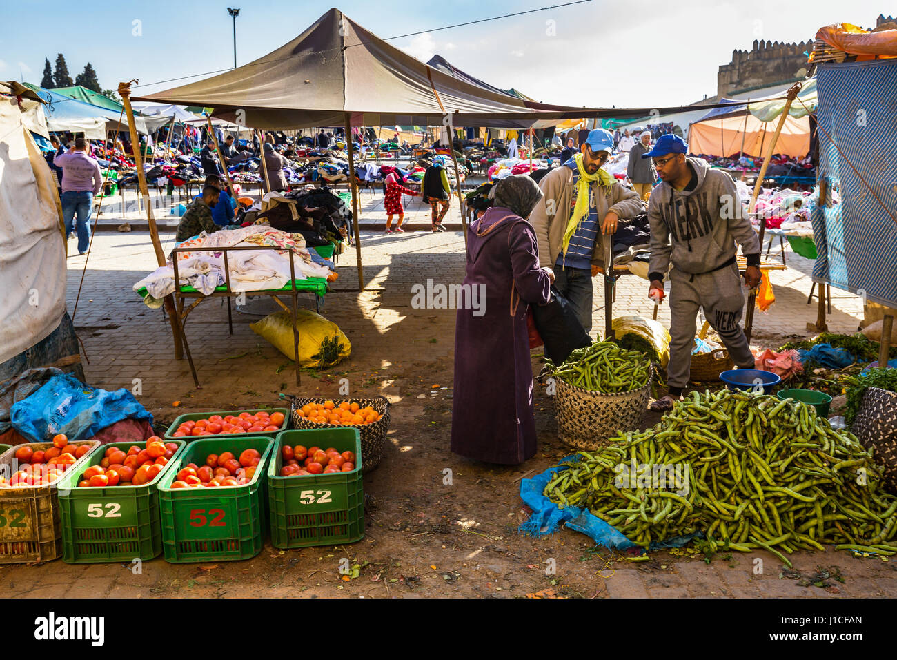 Fes, Marokko - 28. Februar 2017: Markt in Medina von Fès ist voll von verschiedenen waren, Marokko Stockfoto