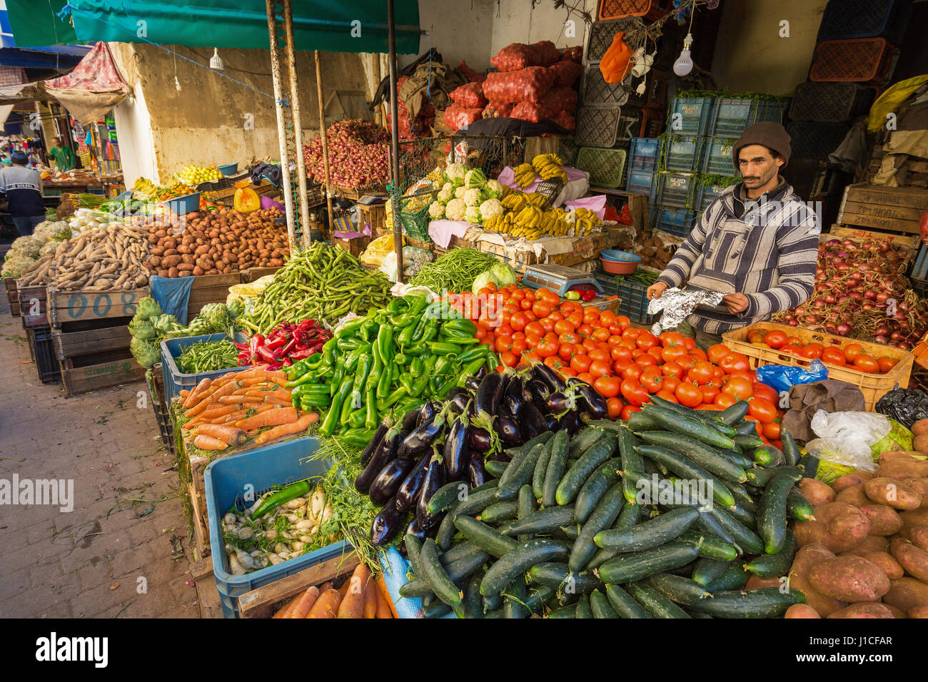 Fes, Marokko - 28. Februar 2017: Markt in Medina von Fès ist voll von verschiedenen waren, Marokko Stockfoto
