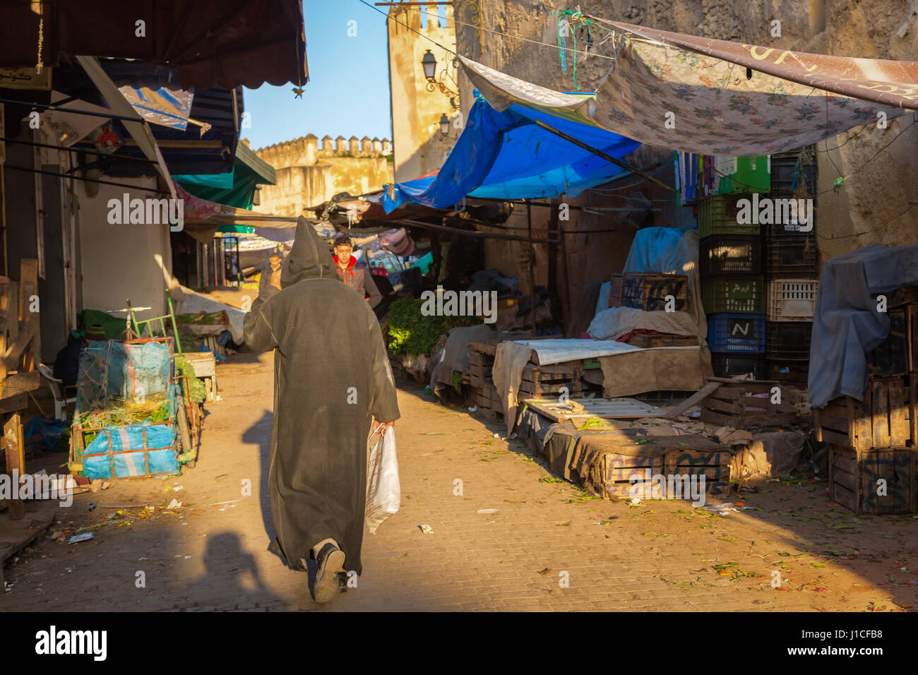 Fes, Marokko - 28. Februar 2017: Morgenmarkt in Medina von Fès ist voll von verschiedenen waren, Marokko Stockfoto