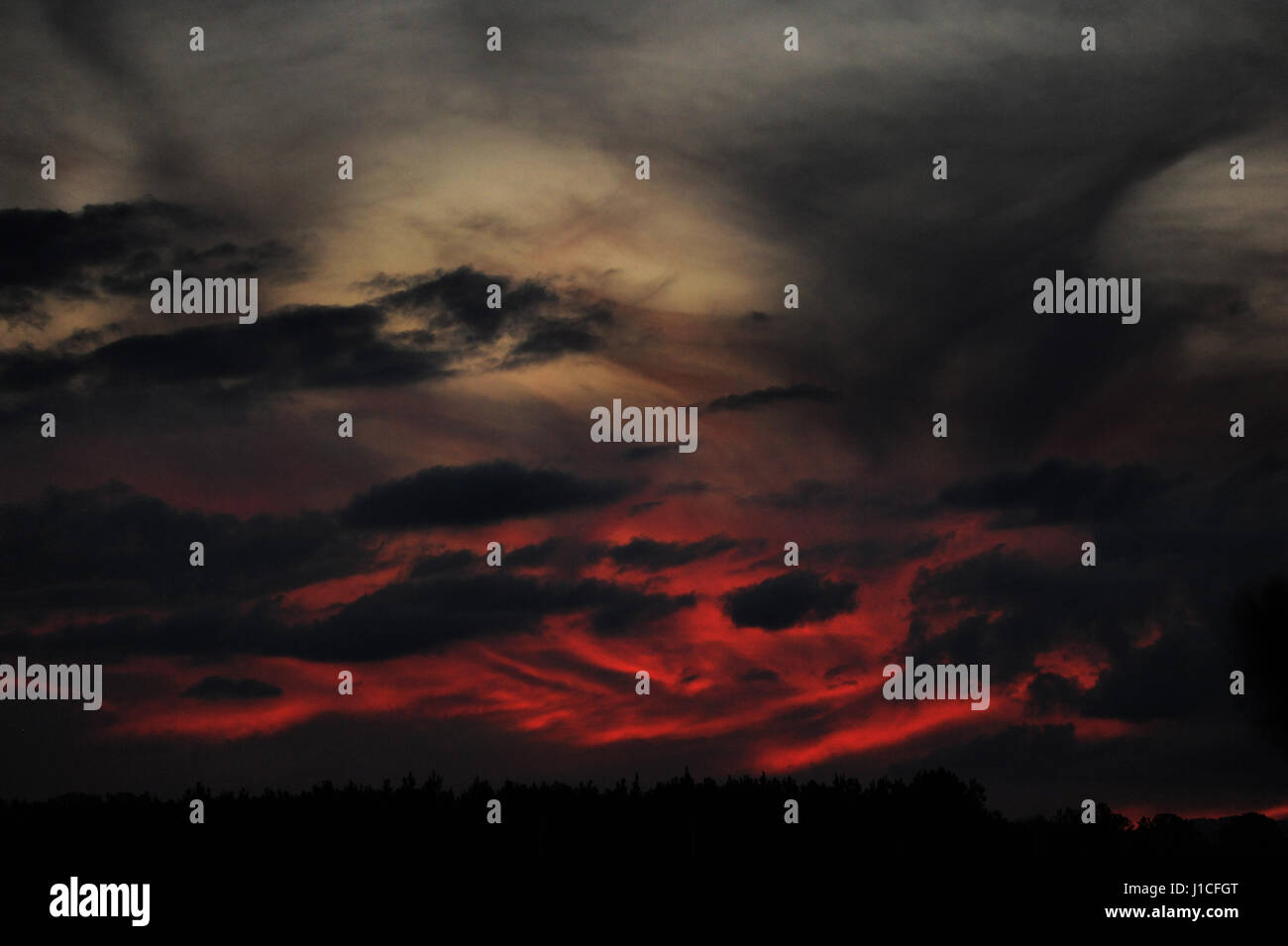 Roter Himmel in der Nacht Stockfoto