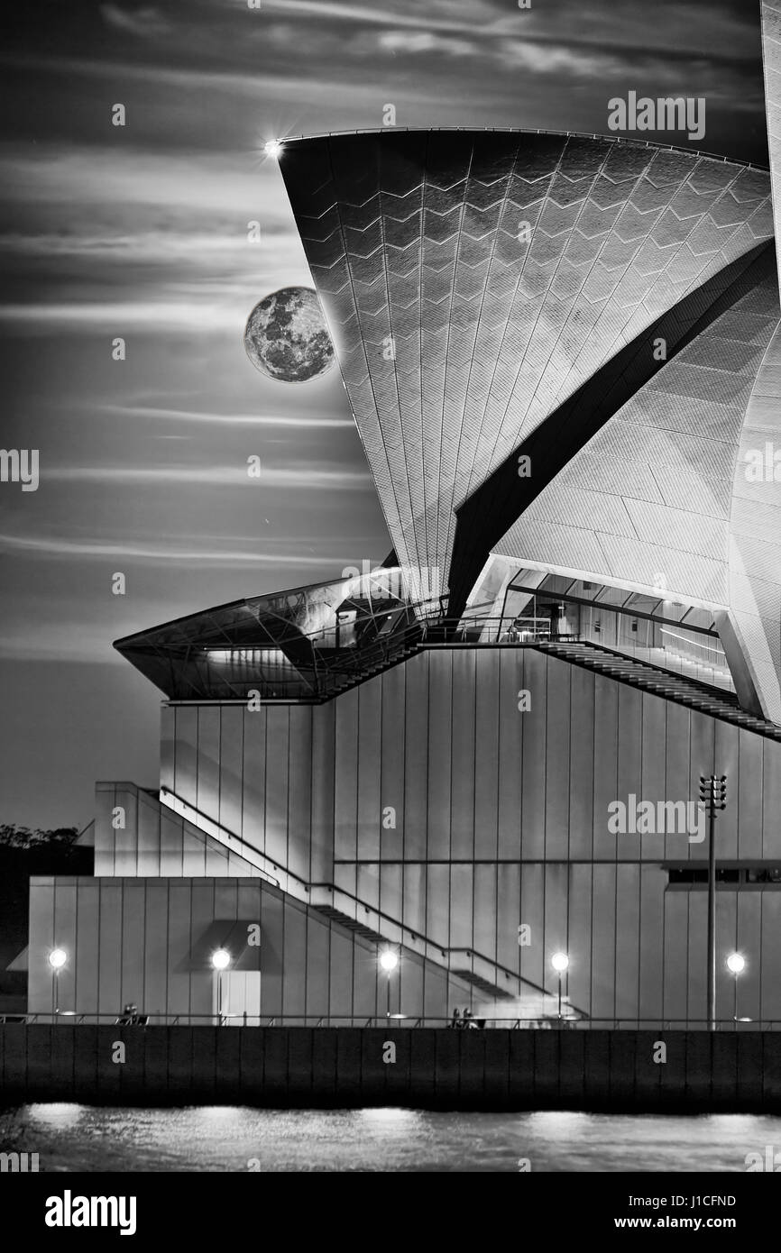 Aufstieg der super Vollmond seltenes astronomisches Ereignis. Der Mond wird an der Dachkante des ikonischen Gebäude in Sydney City erfasst. Stockfoto