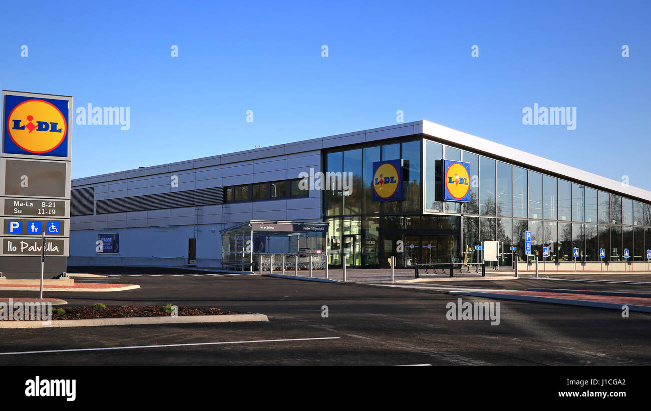 HALIKKO, Finnland - 8. Oktober 2016: Der neue Lidl-Markt in Halikko. Die Rabatt-Supermarktkette Lidl Stiftung & Co. KG hat derzeit 152 Filialen in F Stockfoto