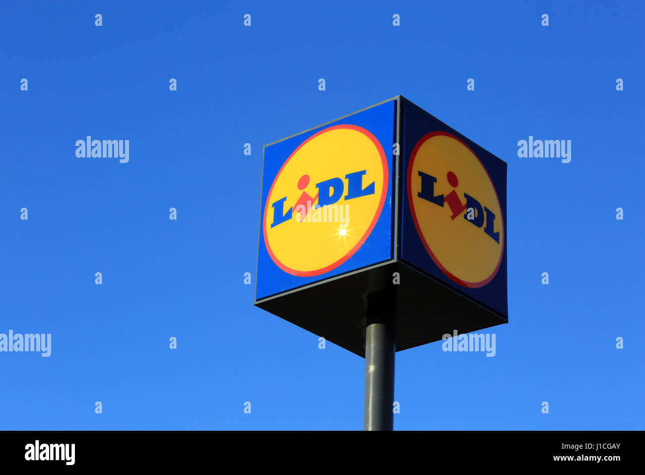 HALIKKO, Finnland - 8. Oktober 2016: Zeichen Lidl gegen blauen Himmel in Halikko, Finnland. Die deutsche global Rabatt Supermarktkette Lidl Stiftung & Co. K Stockfoto
