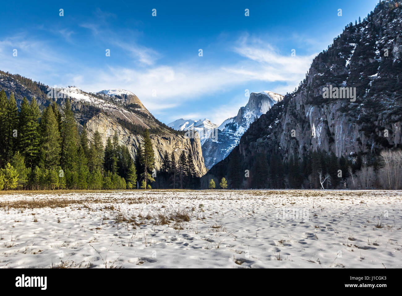 Blick auf Yosemite Tal im Winter mit Half Dome - Yosemite-Nationalpark, Kalifornien, USA Stockfoto