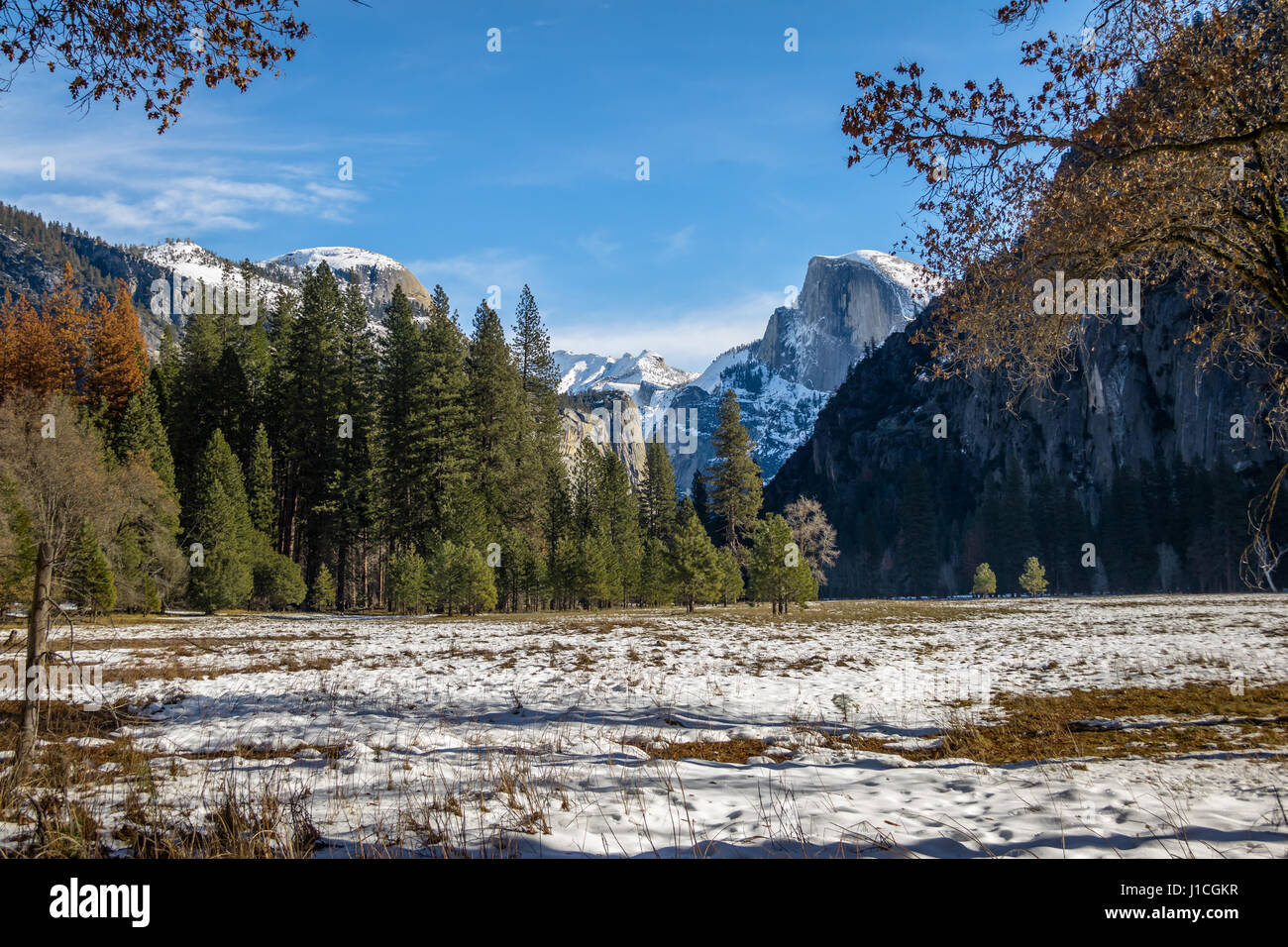 Blick auf Yosemite Tal im Winter mit Half Dome - Yosemite-Nationalpark, Kalifornien, USA Stockfoto