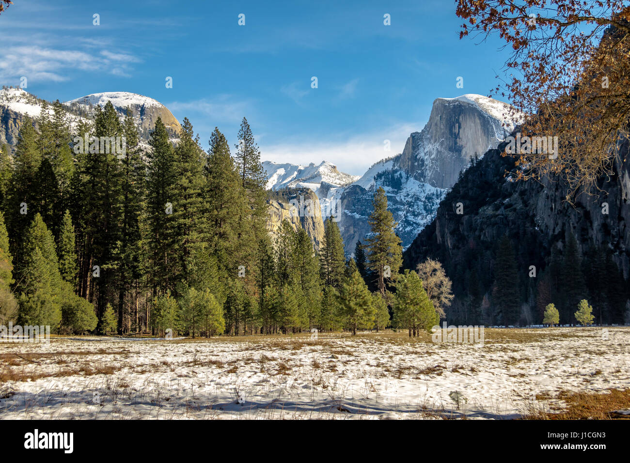 Blick auf Yosemite Tal im Winter mit Half Dome - Yosemite-Nationalpark, Kalifornien, USA Stockfoto