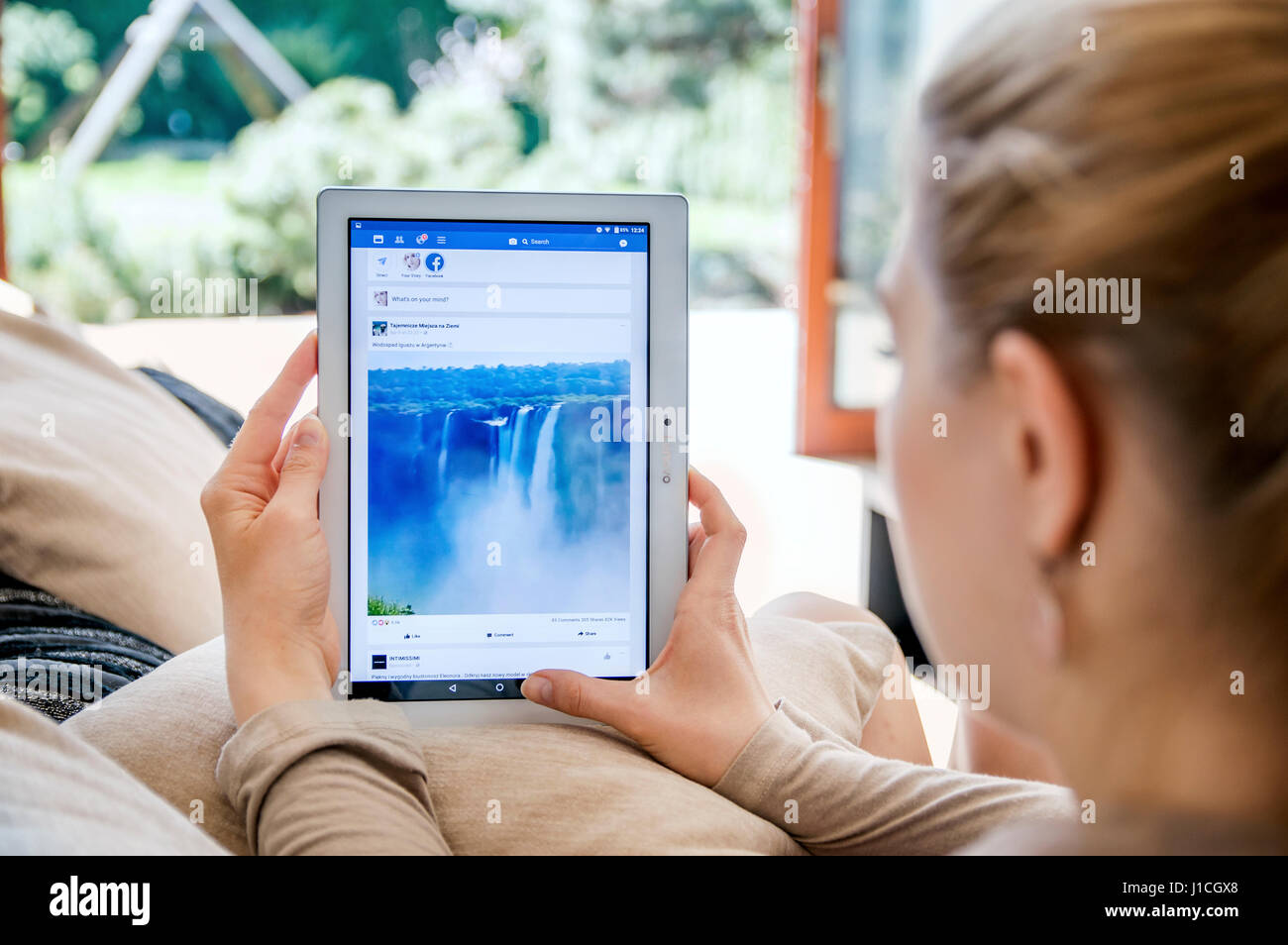 WROCLAW, Polen - 10. April 2017: Frau startet Facebook-Anwendung auf Lenovo Tablet. Facebook ist ein Online-social-Media und social networking Stockfoto