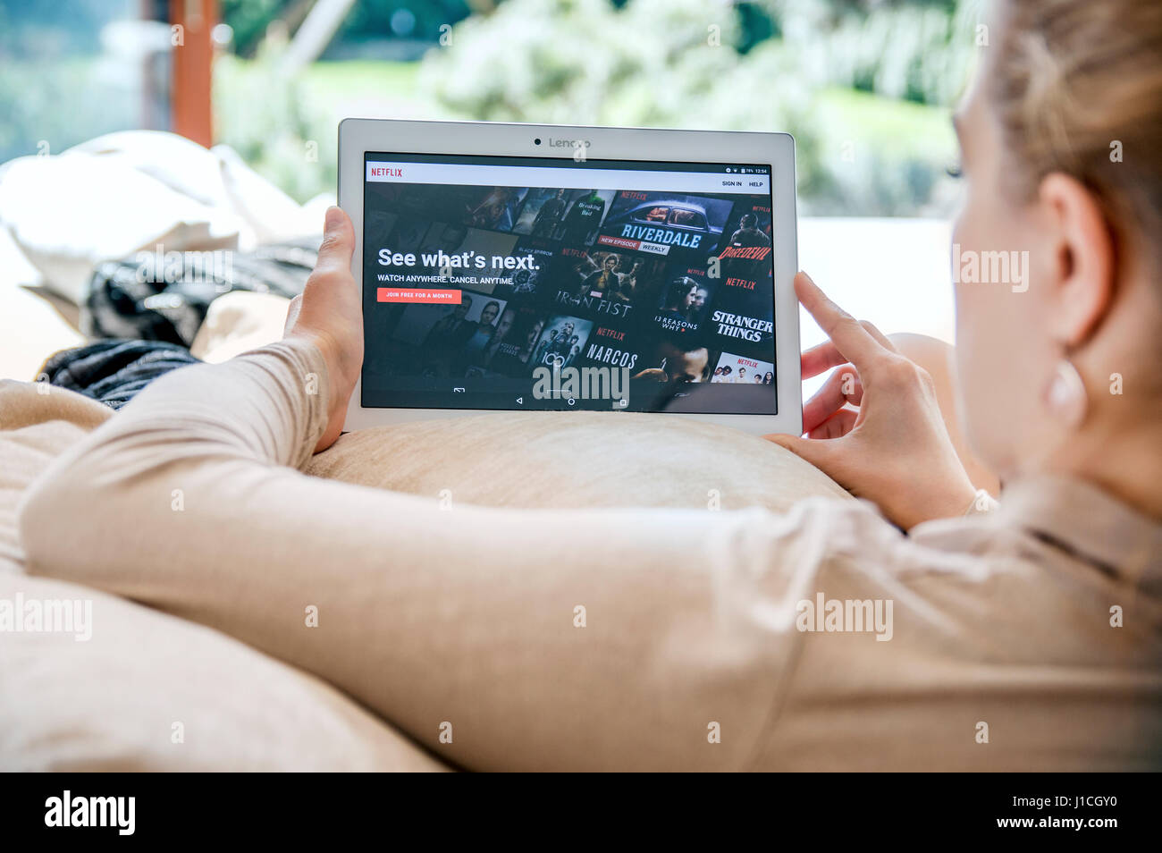 WROCLAW, Polen - 10. April 2017: Frau Netflix-Anwendung auf Lenovo Tablet startet. Netflix ist eine amerikanische Entertainment-Unternehmen Stockfoto