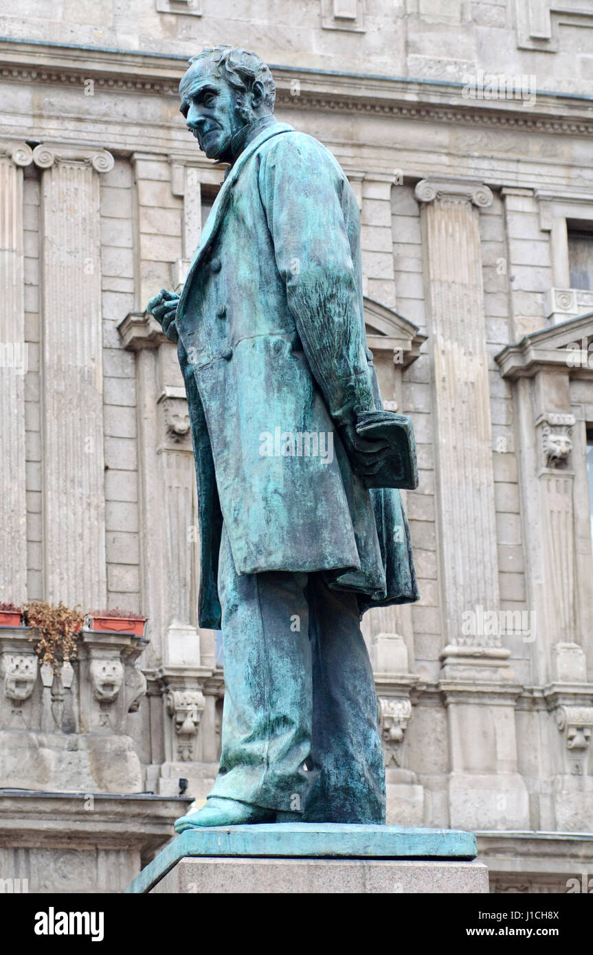 Italien, Lombardei, Mailand, die Piazza San Fedele, Alessandro Manzoni Denkmal von Francesco Barzaghi Stockfoto