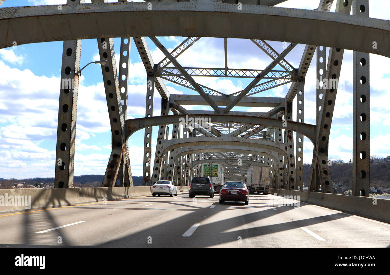 Infrastruktur - Rost und Schäden an der Brent Spence-Brücke, die Interstate 71 und 75 über den Ohio River zwischen Ohio und Kentucky trägt Stockfoto