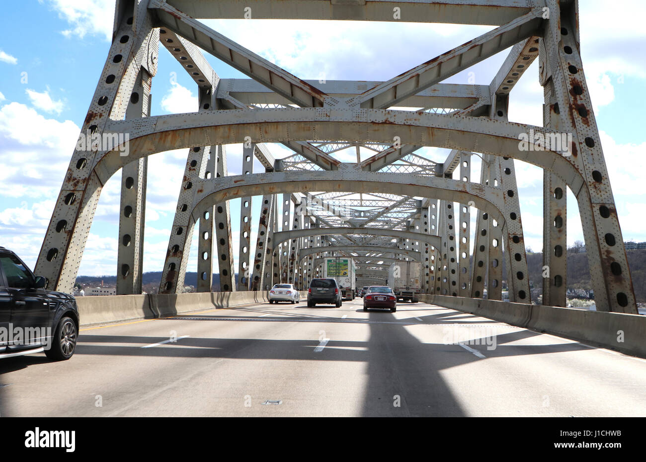 Infrastruktur - Rost und Schäden an der Brent Spence-Brücke, die Interstate 71 und 75 über den Ohio River zwischen Ohio und Kentucky trägt Stockfoto