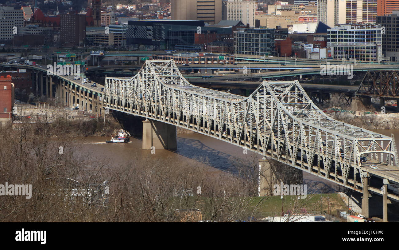 Infrastruktur - Rost und Schäden an der Brent Spence-Brücke, die Interstate 71 und 75 über den Ohio River zwischen Ohio und Kentucky trägt Stockfoto