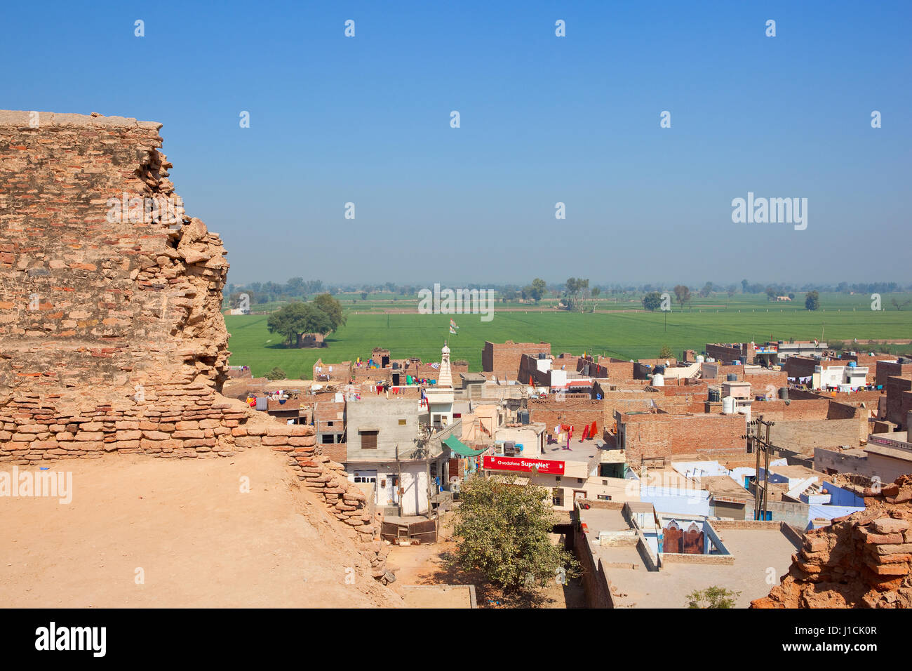 Hanumangarh Stadt und Land von Bhatner Kastellmauern Restaurierung in Rajasthan Indien unter einem strahlend blauen Himmel von außen betrachtet Stockfoto