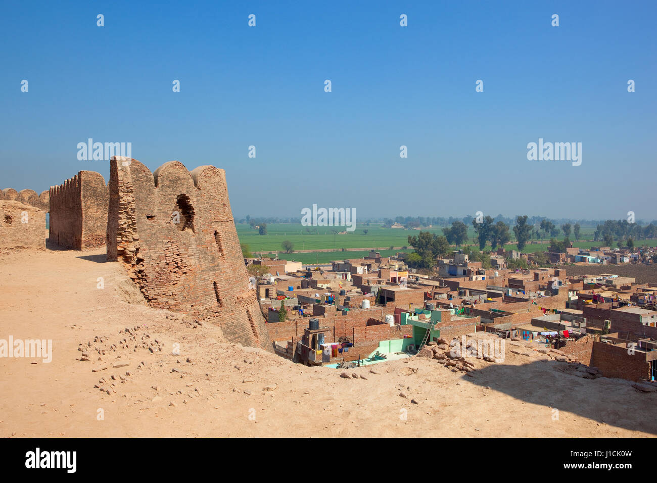 laufenden Restaurierungsarbeiten am Bhatner Festung mit Blick auf die bunten Gebäude der Hanumangarh Stadt mit Blick auf die Rajasthan-Landschaft unter einer klaren Stockfoto