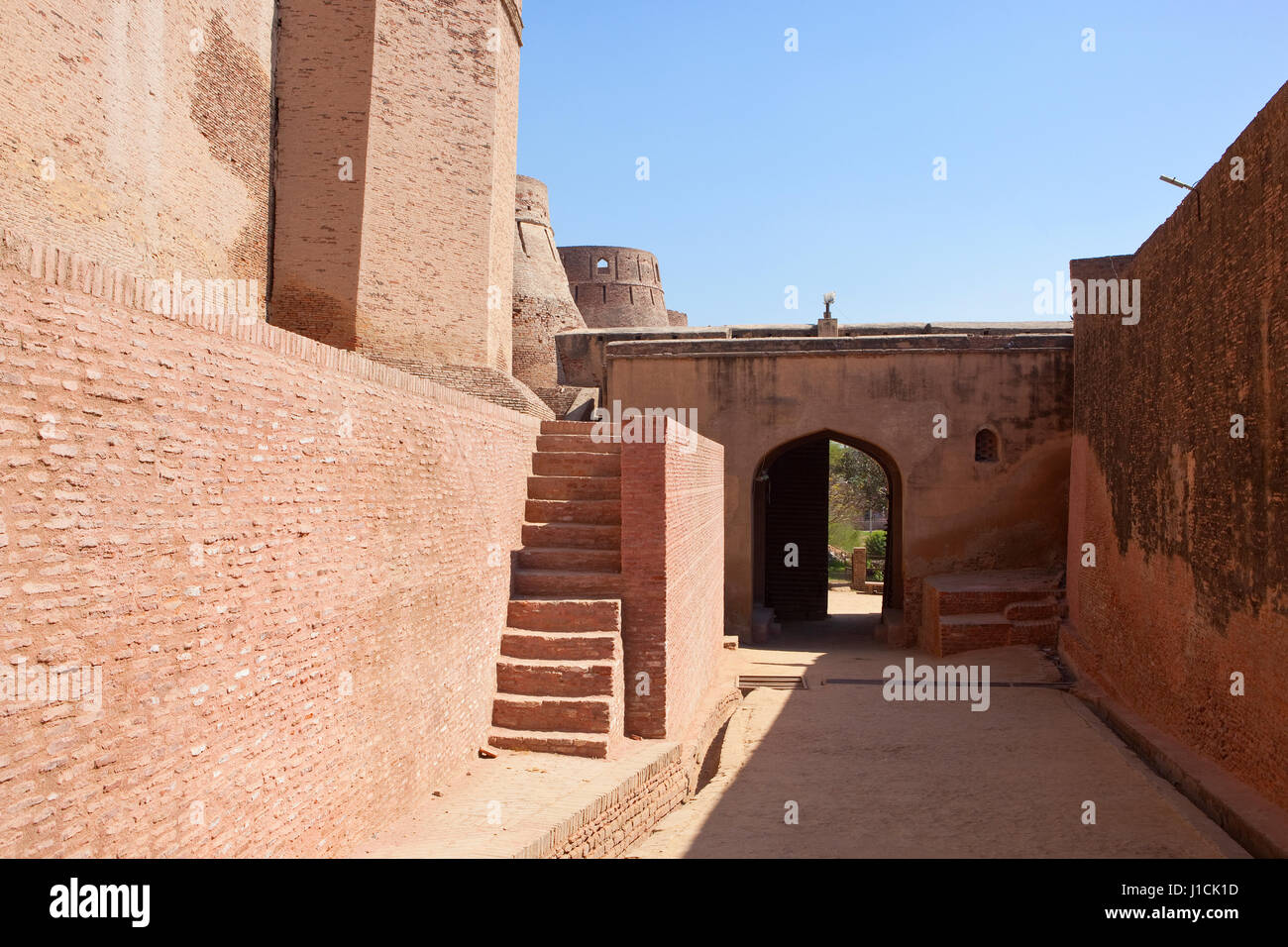 Eingangstore zum Bhatner Fort in Hanumangarh Stadt Rajasthan Indien mit restaurierten Mauerwerk unter blauem Himmel Stockfoto