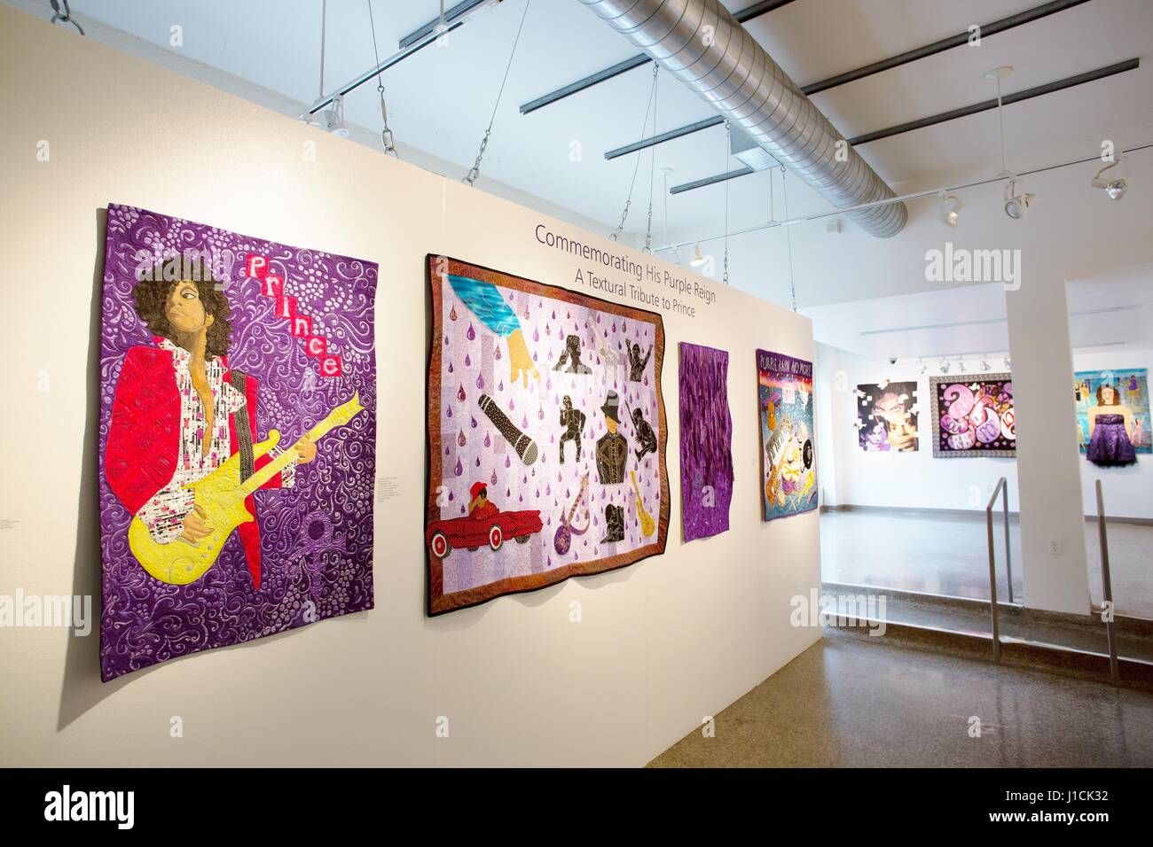 Eine Darstellung der handgefertigten Steppdecken gemacht zu Ehren des Prinzen, auf dem Display auf der Textile Center in St. Paul, Minnesota, USA. Stockfoto