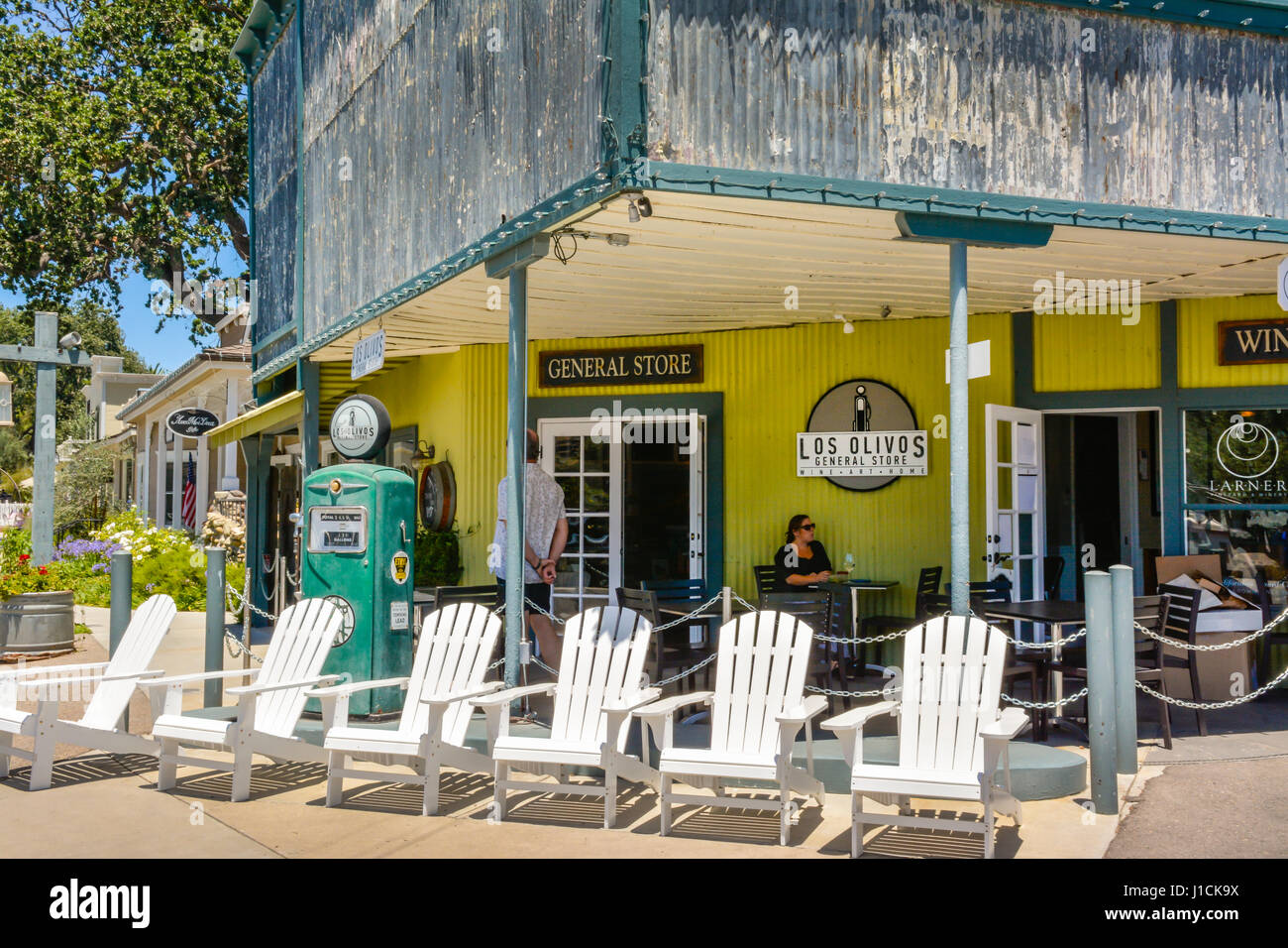 Eingang zu den Los Olivos Kaufmannsladen, ein Vintage Metall Gebäude mit charmanten & eklektischen waren in Santa Ynez Wine Country, Los Olivos, CA Stockfoto