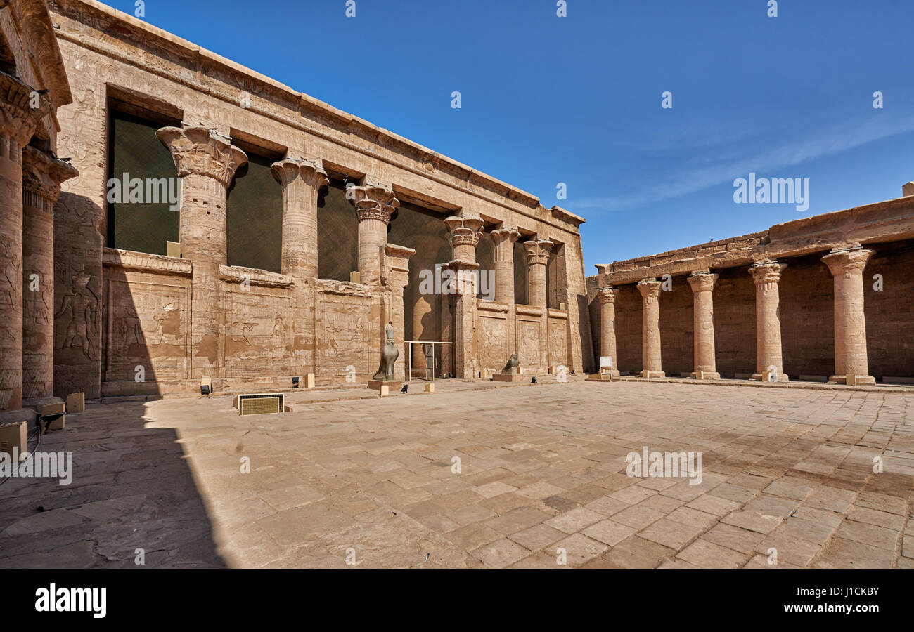 Innenhof und Spalten des ptolemäischen Tempel des Horus in Edfu, Ägypten, Afrika Stockfoto