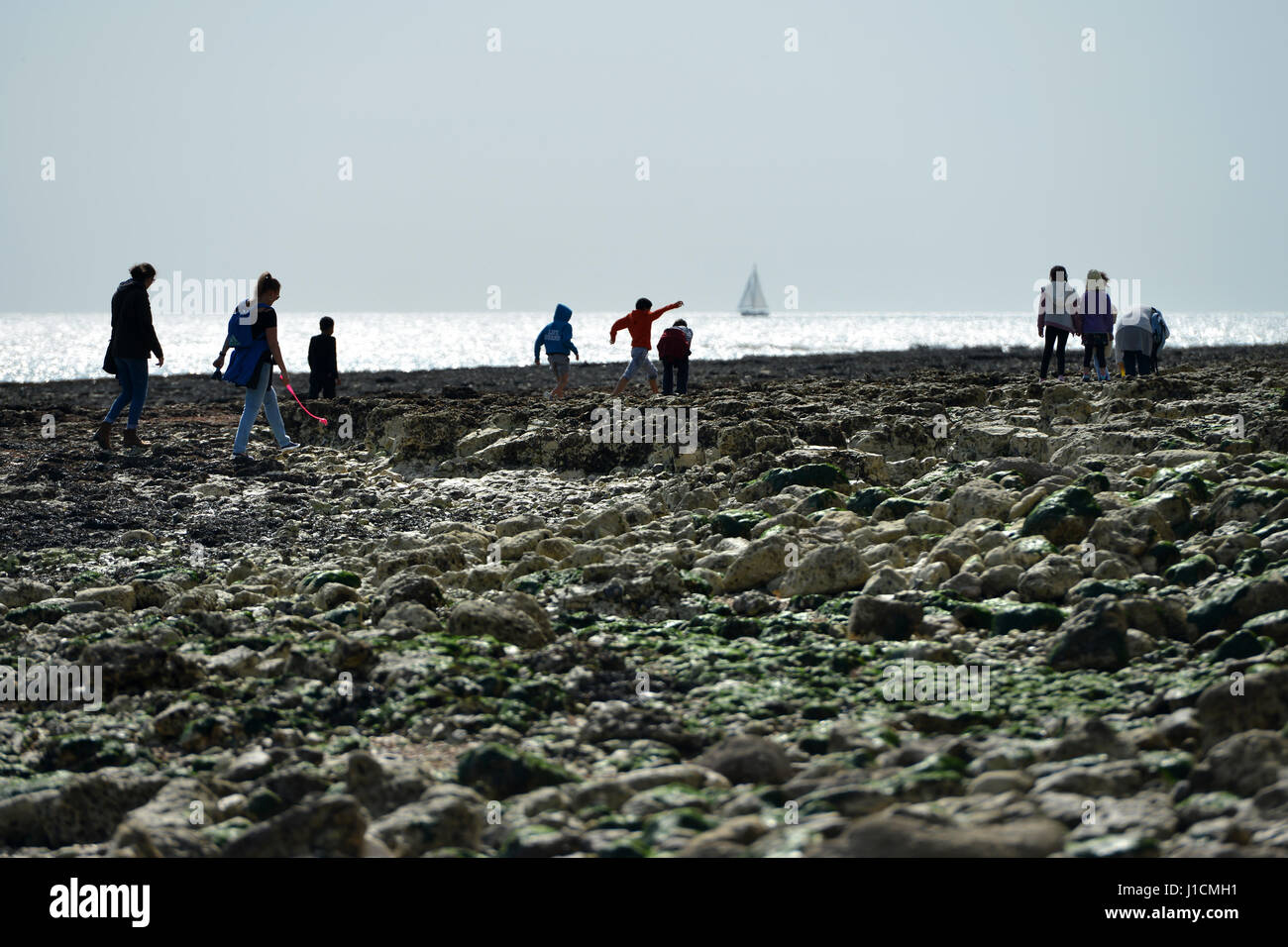 Menschen genießen täglich draußen auf einer felsigen Küstenlinie in Sussex, UK Stockfoto