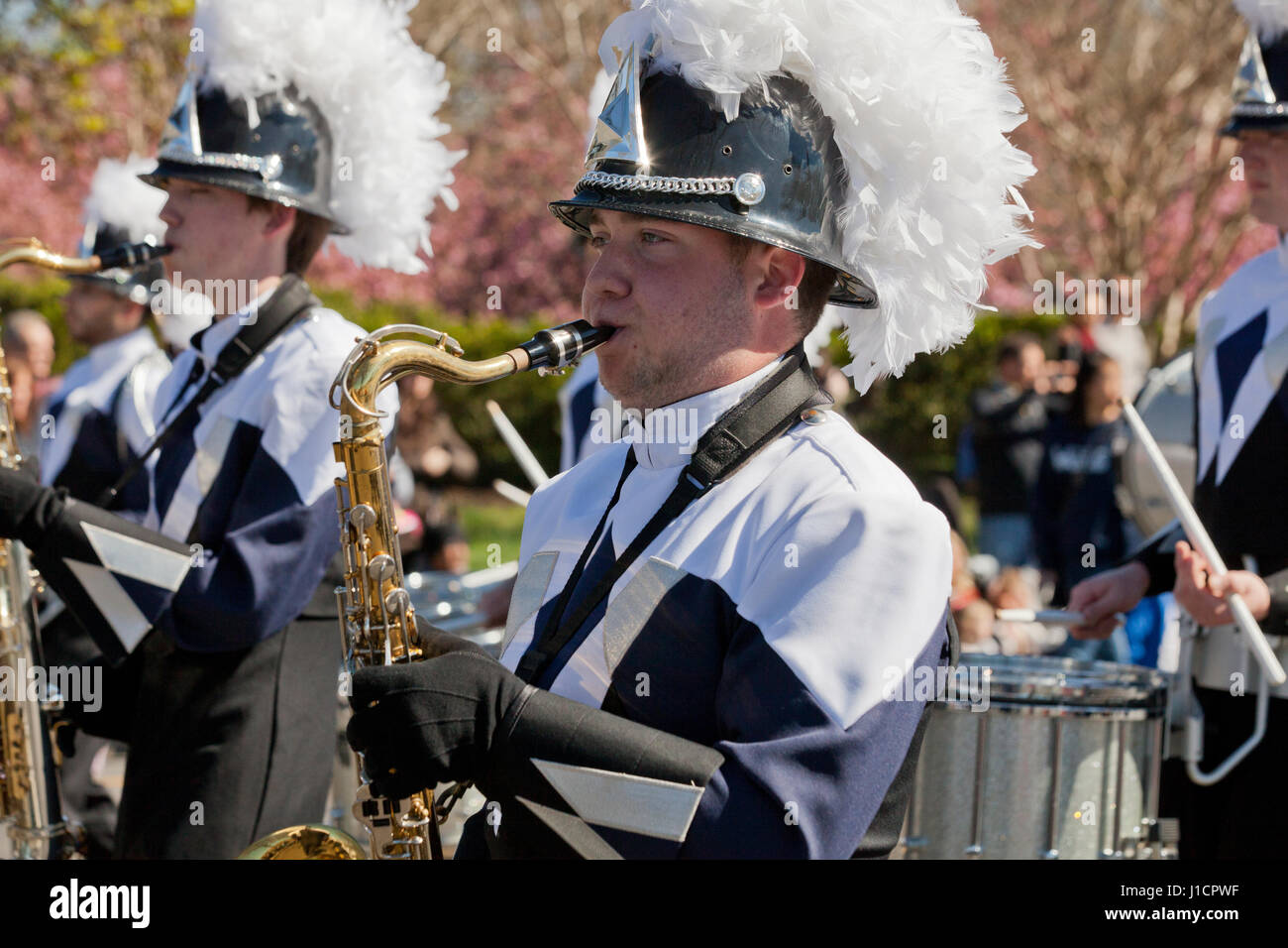 Sax Player in einer High School marching band während der Street Parade - USA Stockfoto