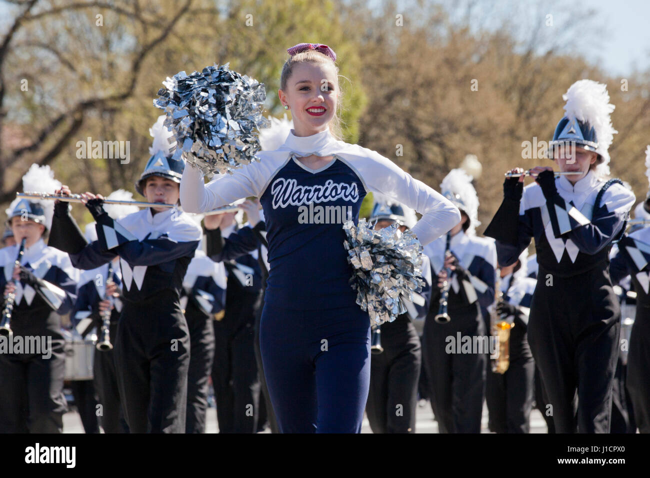 Kaukasische weibliche High-School-Cheerleader, die Teilnahme an einer Streetparade - USA Stockfoto