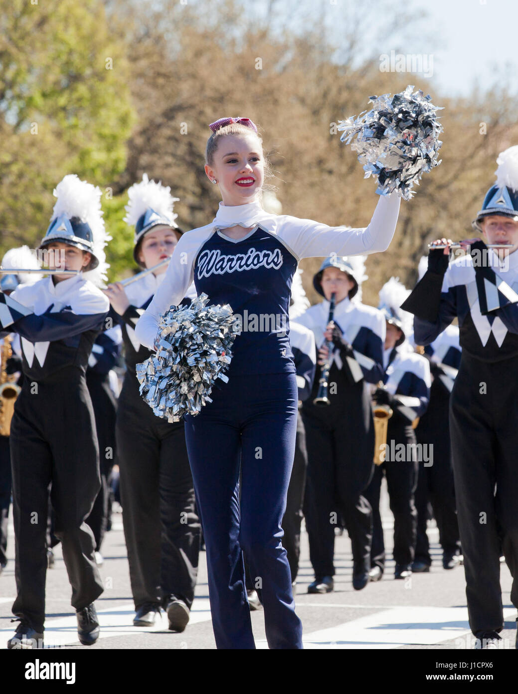 Kaukasische weibliche High-School-Cheerleader, die Teilnahme an einer Streetparade - USA Stockfoto