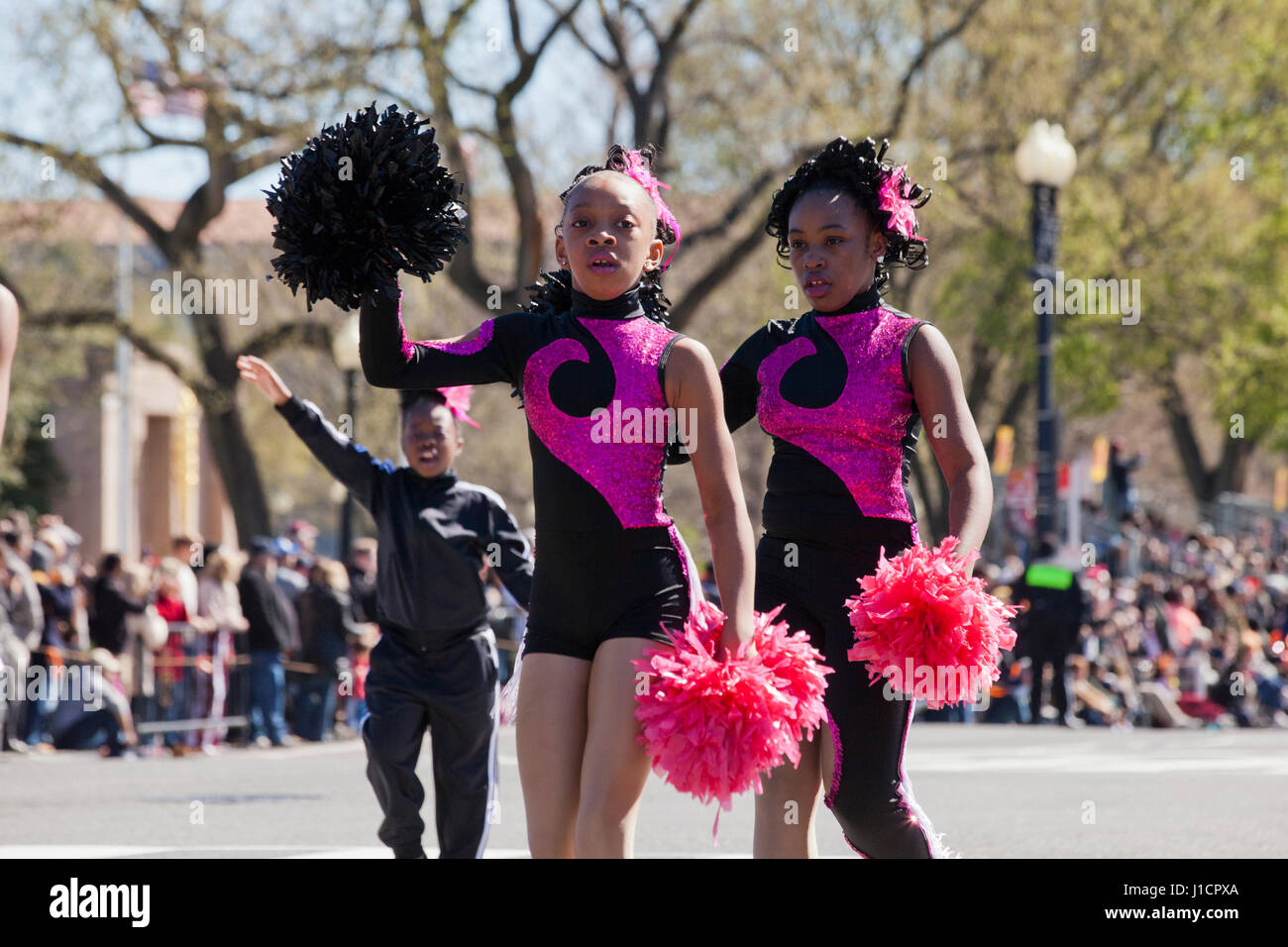 African-American preteen School Cheerleader während der Parade - USA Stockfoto