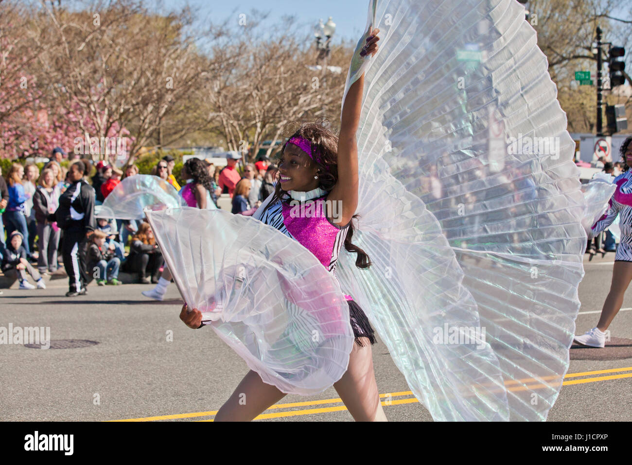 Schwarz High School Cheerleader während der Parade - USA Stockfoto