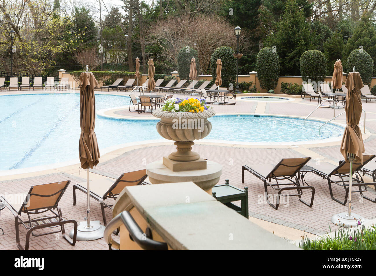 Outdoor-Swimmingpool des Hotels während der Nebensaison - USA Stockfoto
