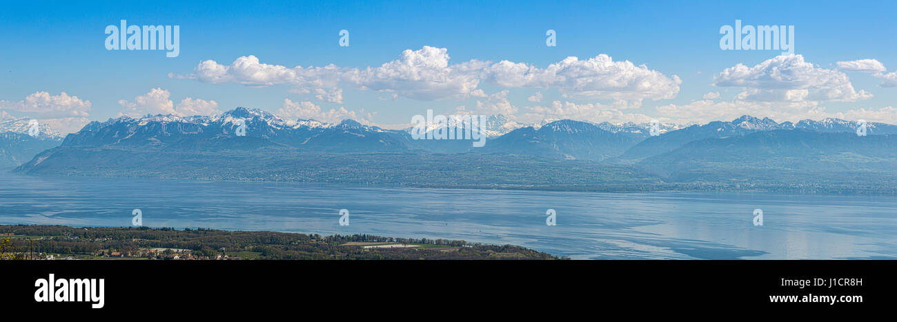 Panoramablick auf den Genfer See und die umliegenden Berge im Frühling. Stockfoto