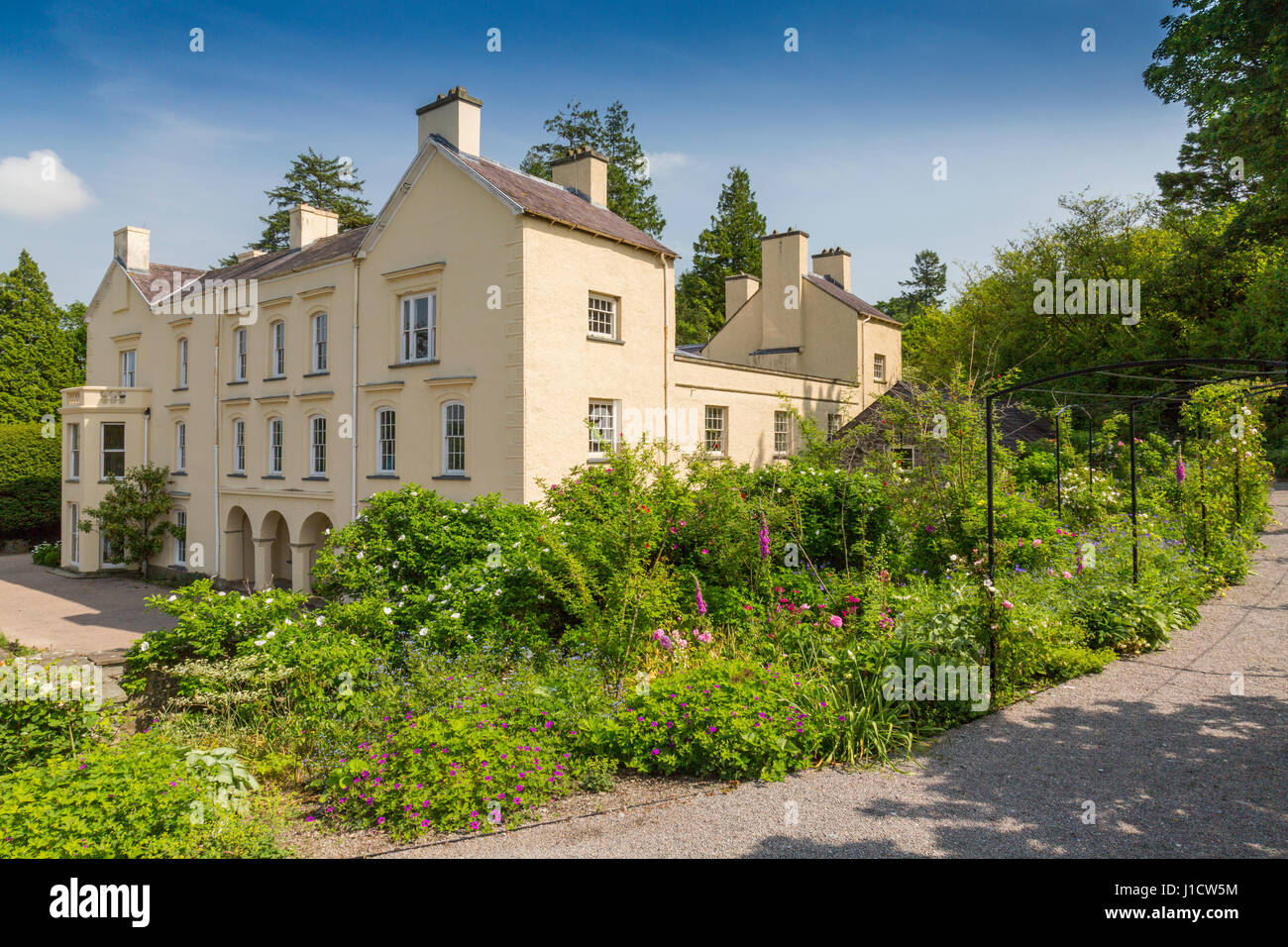 Eine farbenfrohe Stauden Grenzübergang Aberglasney House und Gärten, Llangathen, Carmarthenshire, Wales, UK Stockfoto