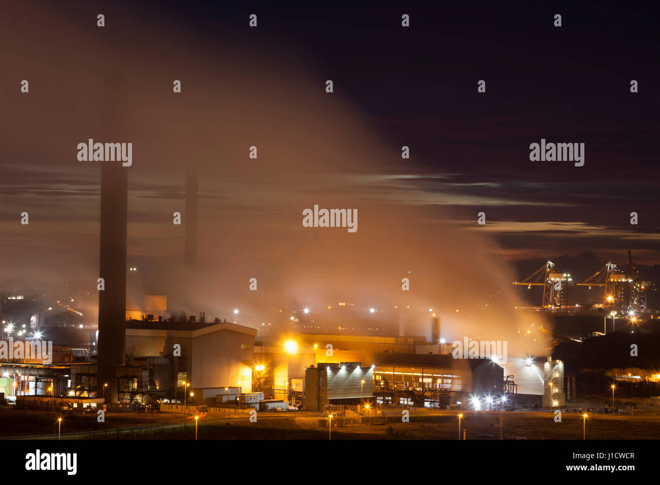 Dämmerung am Port Talbot Stahlwerken, South Wales, Wales, Vereinigtes Königreich Stockfoto