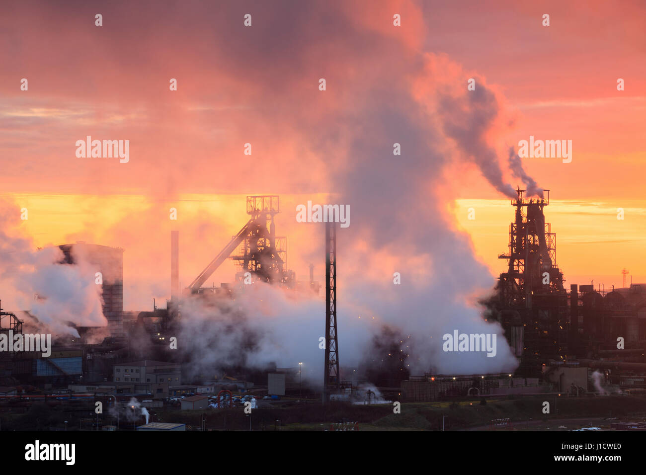 Sonnenuntergang am Port Talbot Stahlwerken, South Wales, Wales, Vereinigtes Königreich Stockfoto