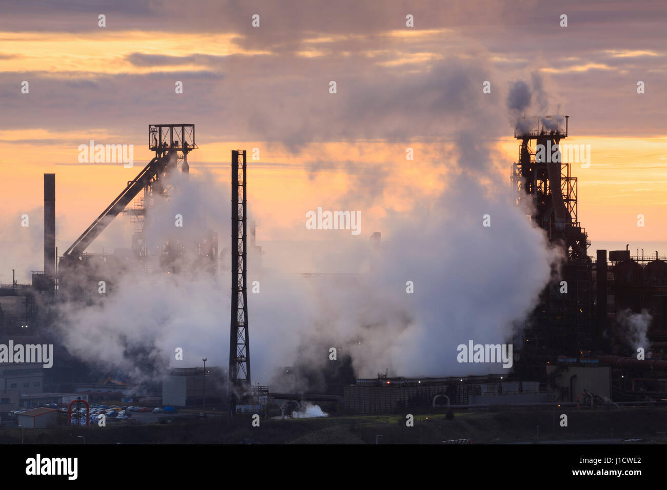 Sonnenuntergang am Port Talbot Stahlwerken, South Wales, Wales, Vereinigtes Königreich Stockfoto