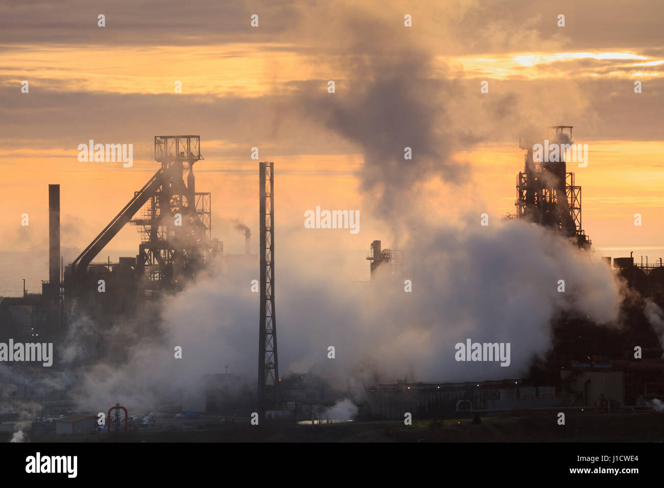 Sonnenuntergang am Port Talbot Stahlwerken, South Wales, Wales, Vereinigtes Königreich Stockfoto