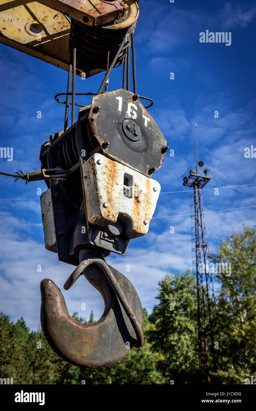 Lasthaken Eisenbahn Kran in verlassenen Yaniv Stadt Bahnhof, Chernobyl Nuclear Power Plant Zone der Entfremdung in der Ukraine Stockfoto