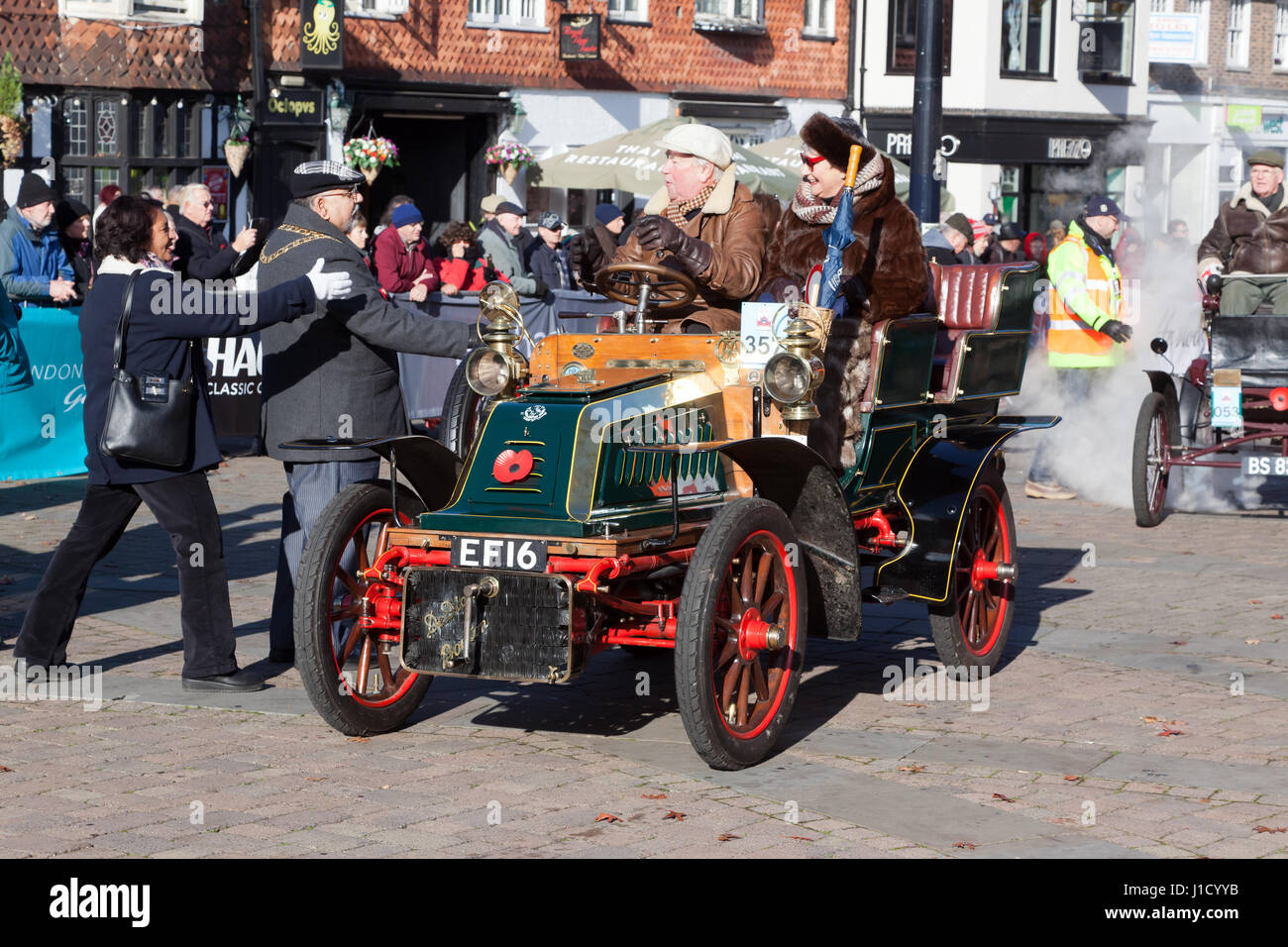 Der Bürgermeister und der Bürgermeister von Crawley grüßen Herr Mike Mutters, fahren seine 1904 De Dion Buton, während die von London nach Brighton Veteran Car Run Stockfoto