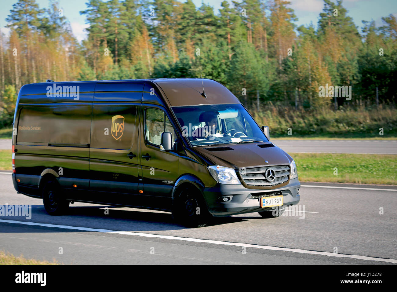 PAIMIO, Finnland - 30. September 2016: United Parcel Service Inc, UPS, Lieferwagen bewegt sich entlang der Autobahn in Paimio. Gegründet 1907, ist UPS der Welten Stockfoto