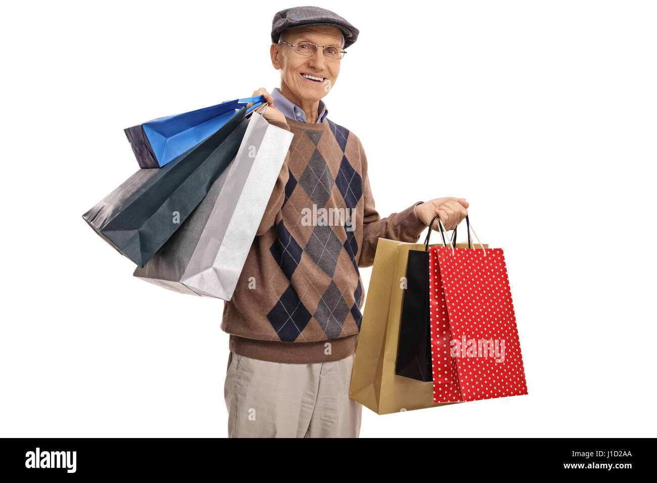 Senior mit Einkaufstüten, die in die Kamera schaut und lächelt auf weißem Hintergrund isoliert Stockfoto
