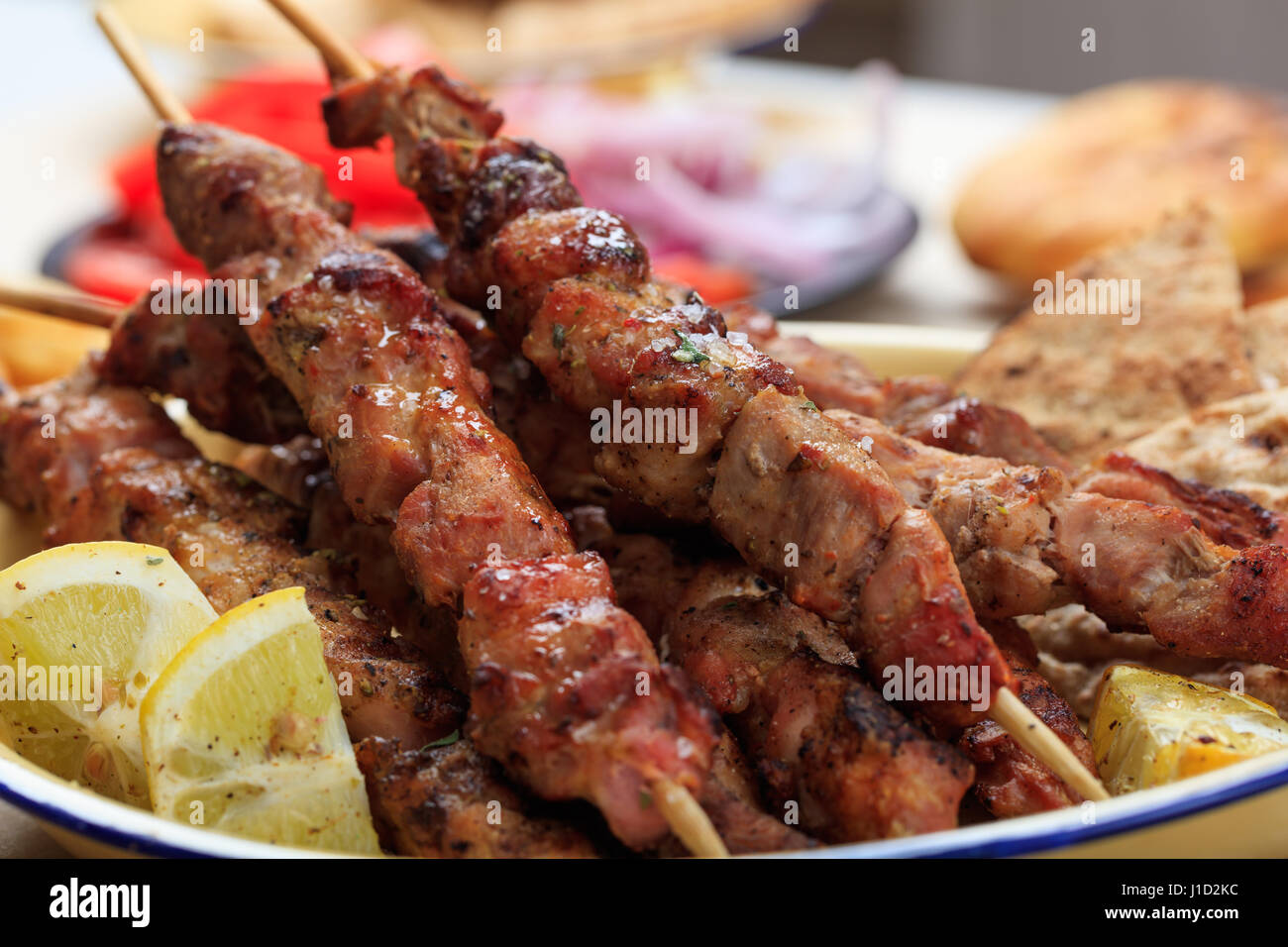 Gegrillte Fleischspieße und Pita-Brot in einer Schale Stockfoto