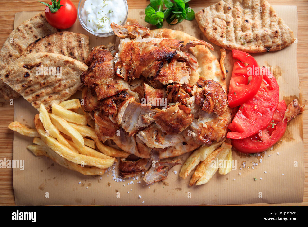 Griechische Gyros Teller auf einem hölzernen Hintergrund - Draufsicht Stockfoto