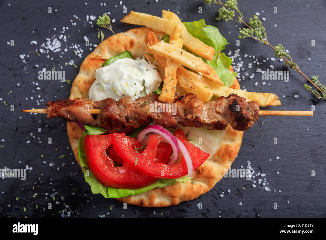 Fleisch vom Grill Spieß auf eine schwarze Fläche - Draufsicht Stockfoto