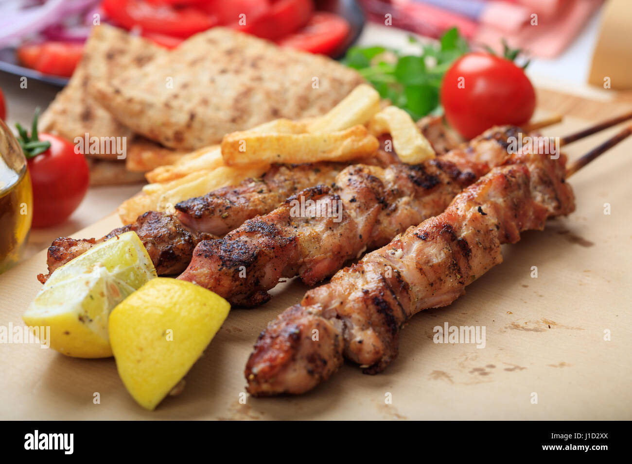 Gegrillte Fleischspieße auf ein Backpapier Stockfoto