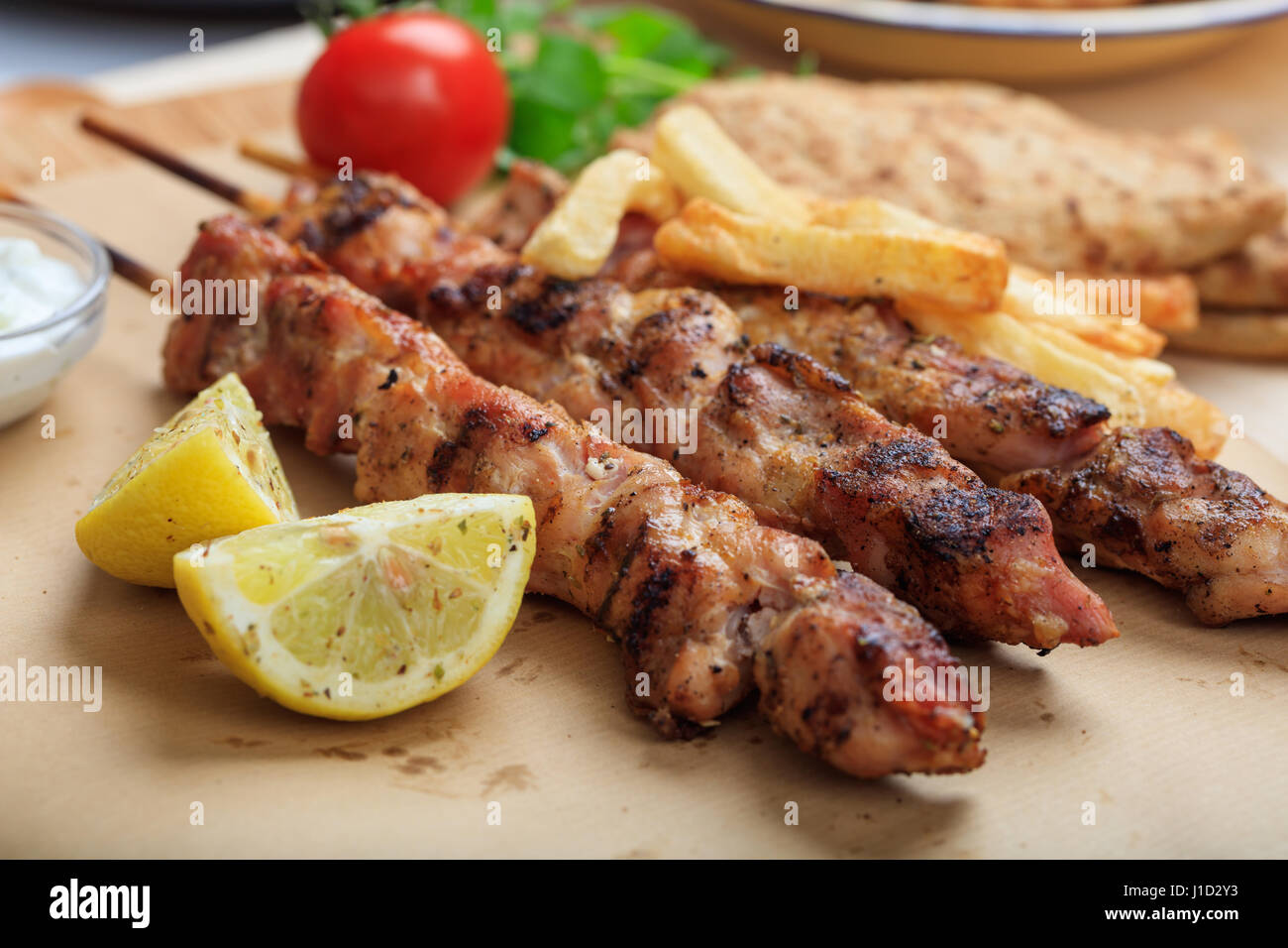 Gegrillte Fleischspieße auf ein Backpapier Stockfoto