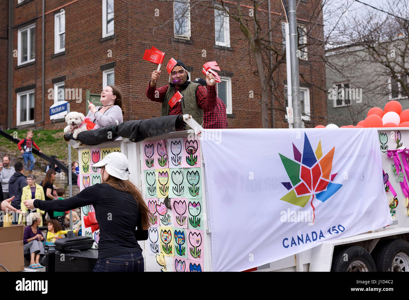 Menschen auf Float fördern Kanada 150 an die Strände Easter Parade 2017 auf Queen Street East Toronto Stockfoto