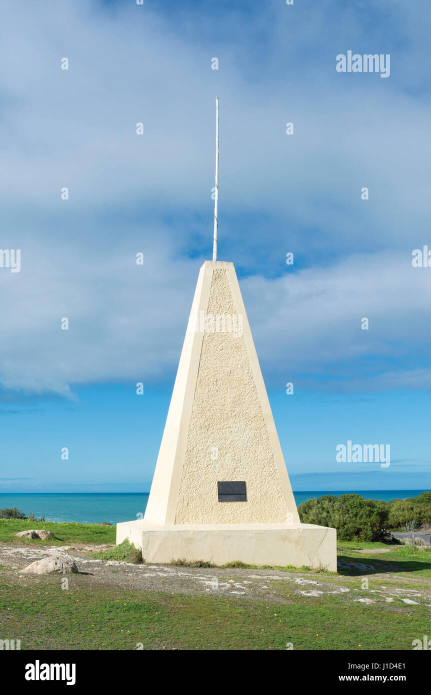 Obelisk am Horseshoe Bay, Port Elliot, Südaustralien. Teil der Fleurieu-Halbinsel. Im Hochformat. Stockfoto