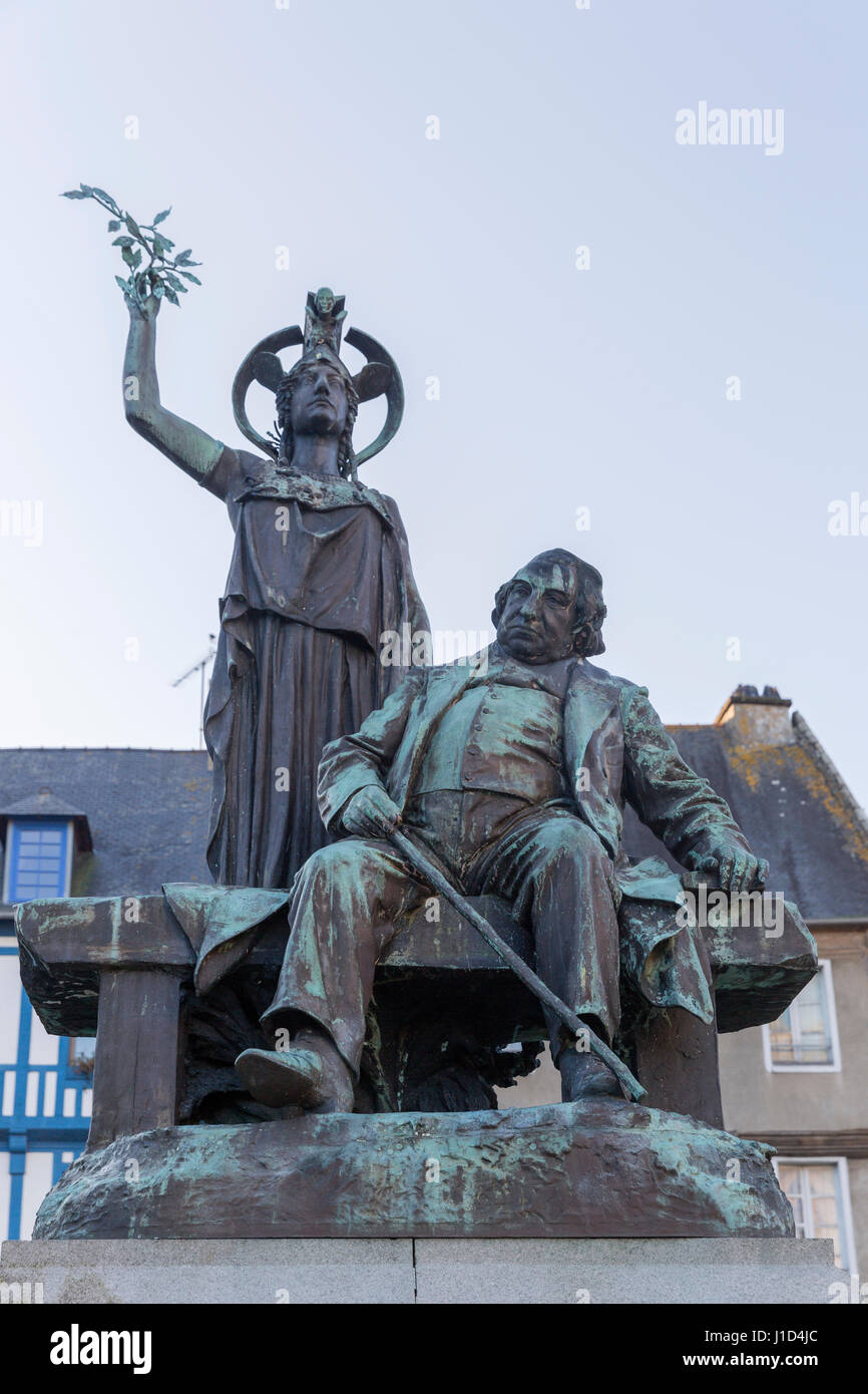 Statue von Ernest Renan und griechische Göttin Athene in Tréguier Altstädter Ring, Frankreich - 1903 eine große Kontroverse begleitet die Installation von einem Monume Stockfoto